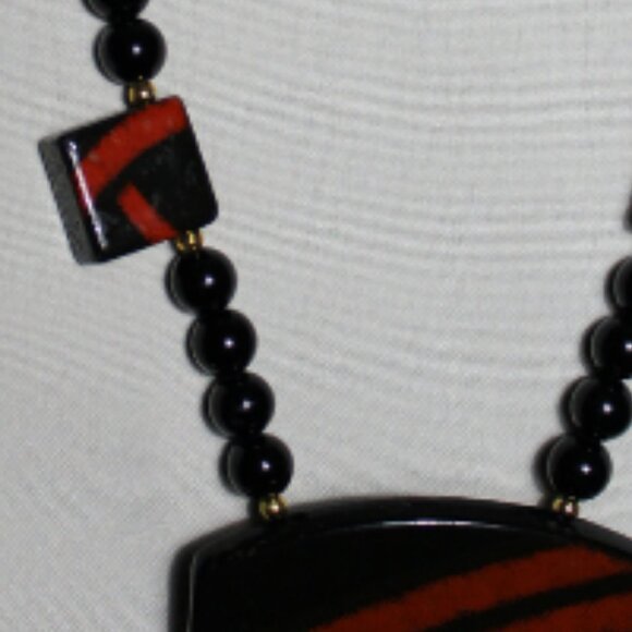 Vintage Bakelite Black & Red Pendant Necklace - Picture 7 of 8